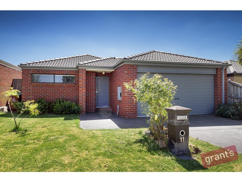 11 Penshurst Way, Cranbourne North VIC 3977