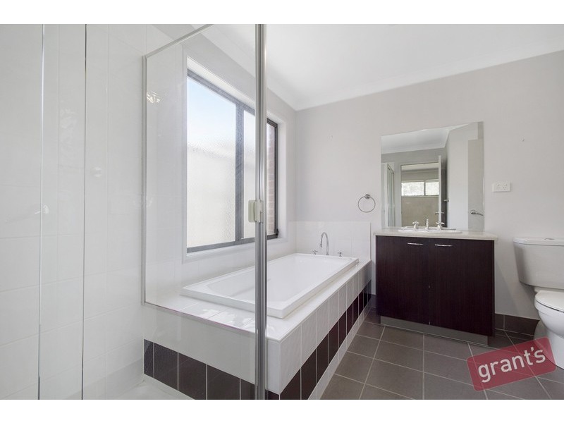 11 Penshurst Way, Cranbourne North VIC 3977