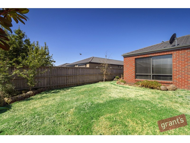 11 Penshurst Way, Cranbourne North VIC 3977