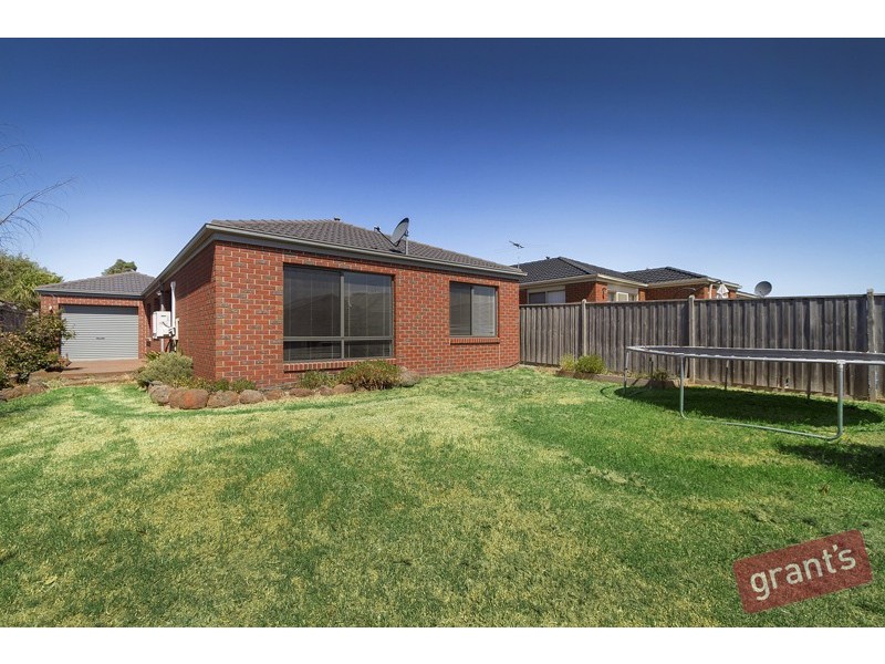 11 Penshurst Way, Cranbourne North VIC 3977