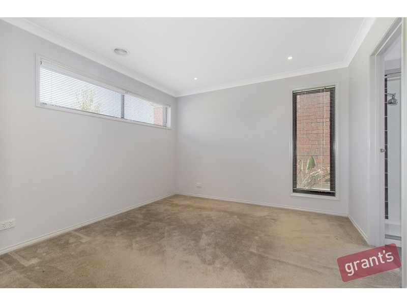 11 Penshurst Way, Cranbourne North VIC 3977
