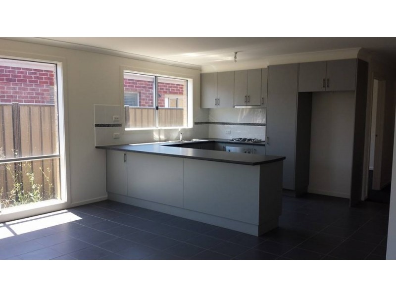 6 Cob Terrace, Clyde North VIC 3978