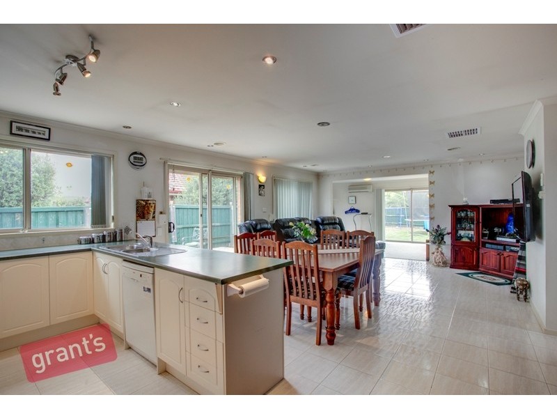 14 Ormiston Place, Narre Warren South VIC 3805