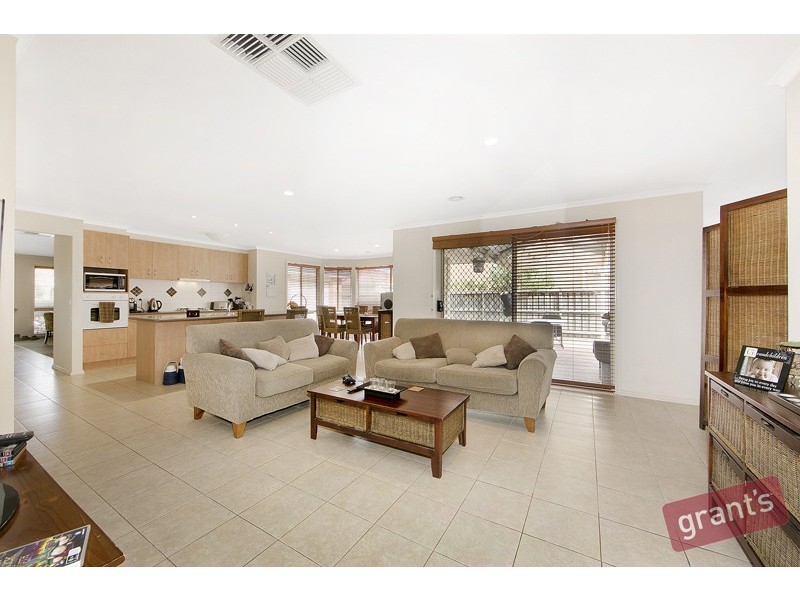 30 Champagne Grove, Narre Warren South VIC 3805