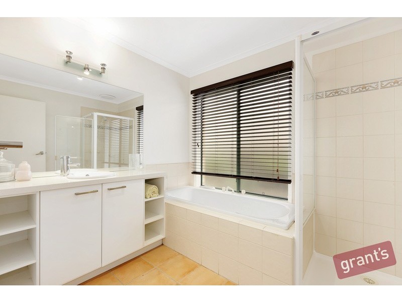 16 Hampshire Drive, Narre Warren South VIC 3805