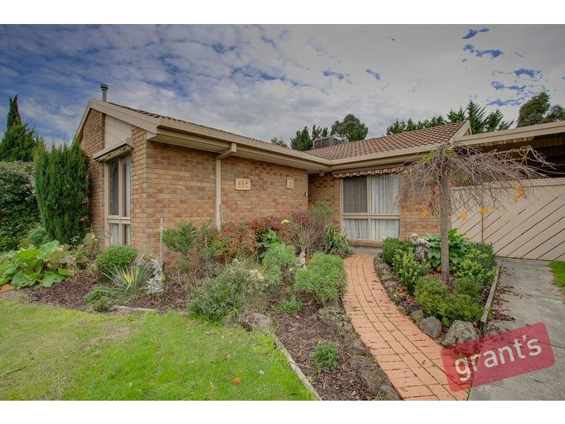 8 Pioneer Court, Berwick VIC 3806
