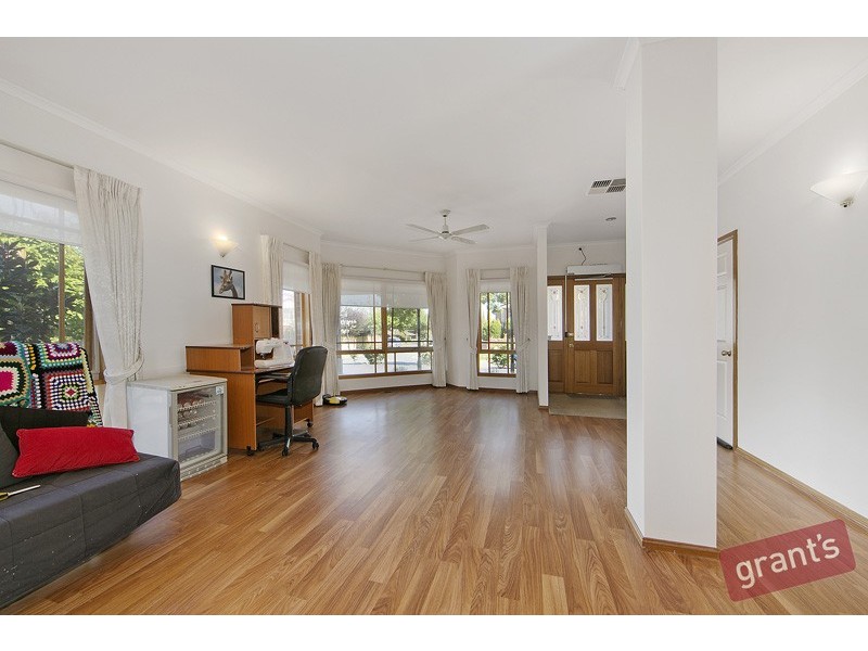 27 Hilltop Close, Narre Warren South VIC 3805