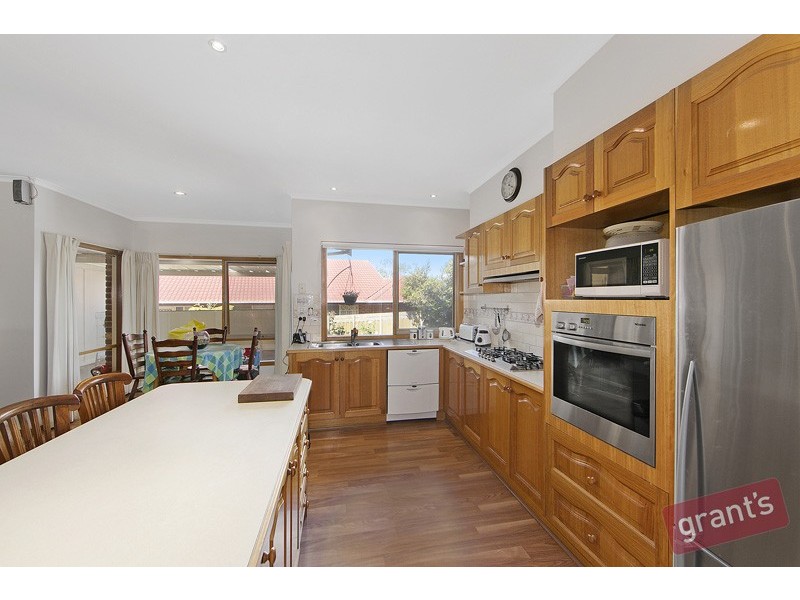 27 Hilltop Close, Narre Warren South VIC 3805