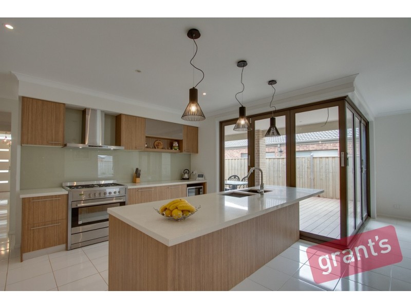 8 Celsius Drive, Cranbourne North VIC 3977