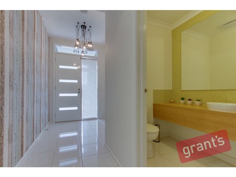 8 Celsius Drive, Cranbourne North VIC 3977