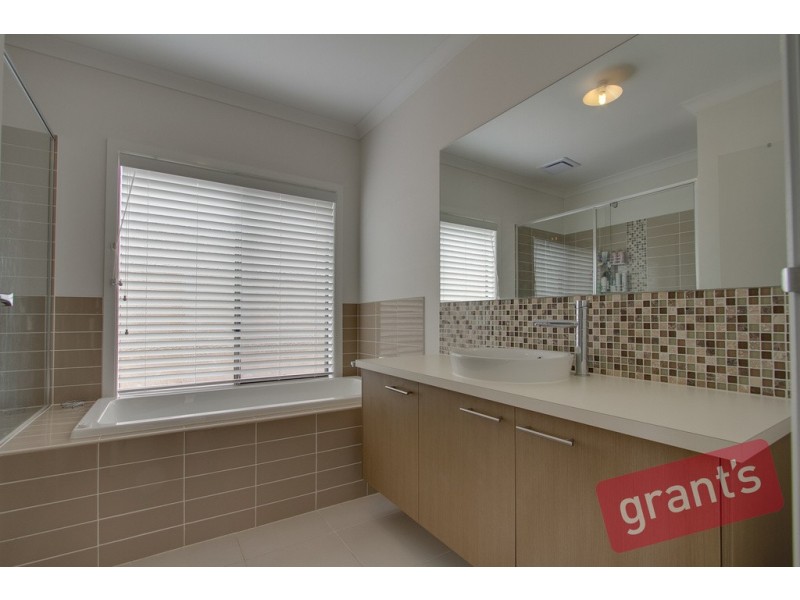 8 Celsius Drive, Cranbourne North VIC 3977