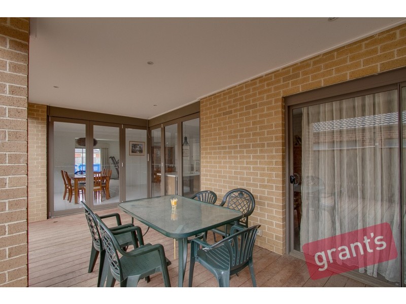 8 Celsius Drive, Cranbourne North VIC 3977