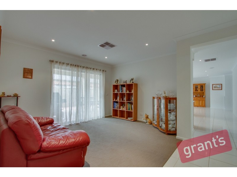 8 Celsius Drive, Cranbourne North VIC 3977