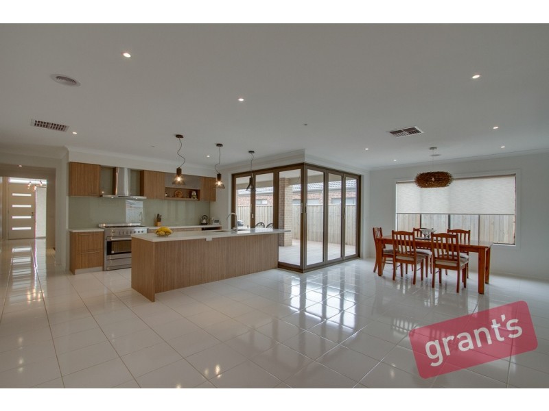 8 Celsius Drive, Cranbourne North VIC 3977