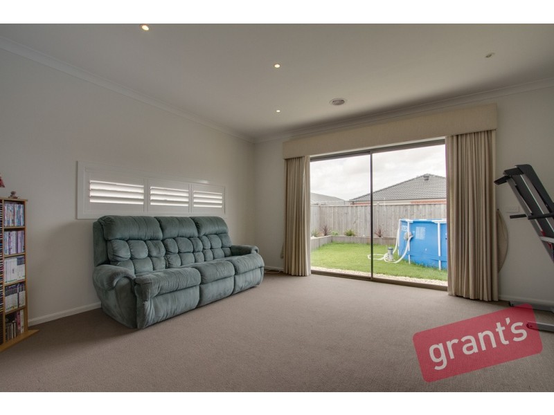 8 Celsius Drive, Cranbourne North VIC 3977