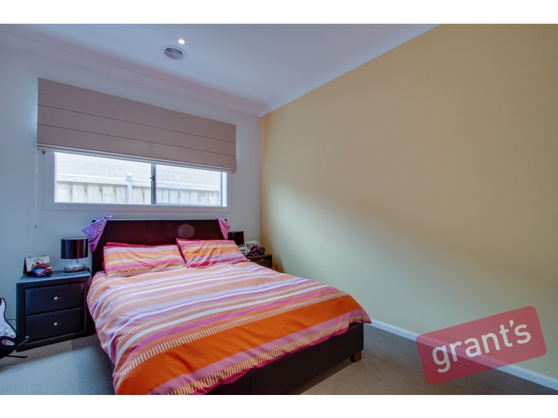 8 Celsius Drive, Cranbourne North VIC 3977