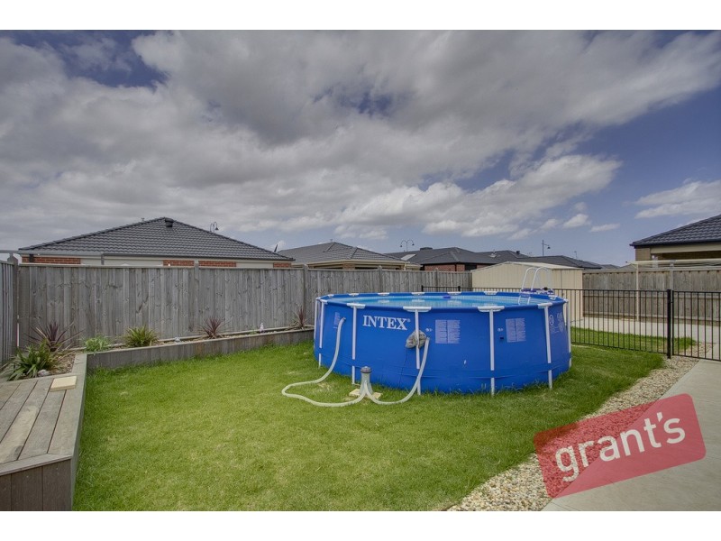 8 Celsius Drive, Cranbourne North VIC 3977