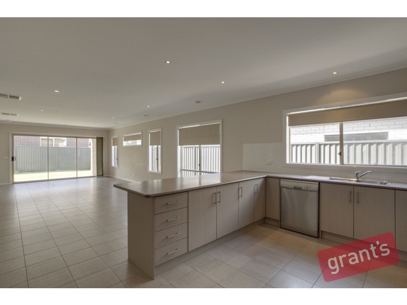 24 Sarton Link, Pakenham VIC 3810