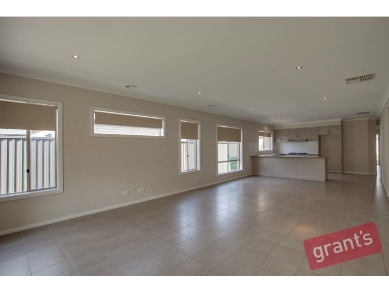 24 Sarton Link, Pakenham VIC 3810