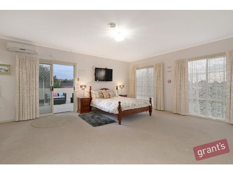 18 Crawley Road, Narre Warren North VIC 3804