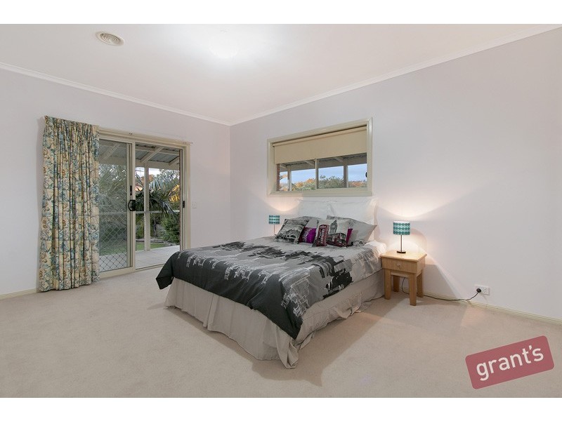 18 Crawley Road, Narre Warren North VIC 3804