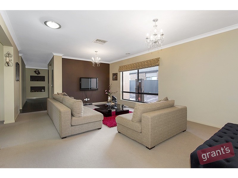 24 Perry Circuit, Cranbourne North VIC 3977