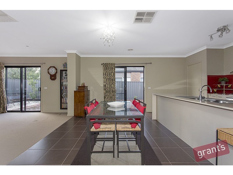 24 Perry Circuit, Cranbourne North VIC 3977