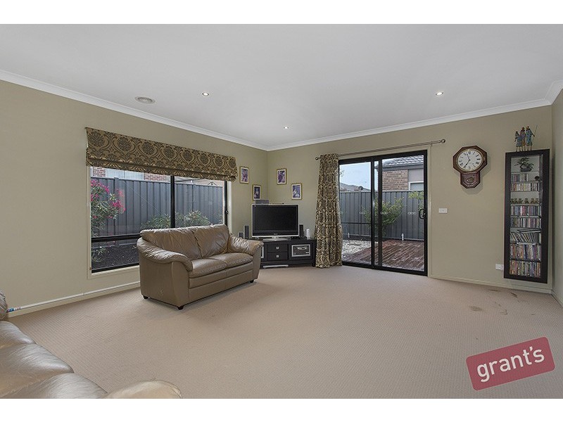 24 Perry Circuit, Cranbourne North VIC 3977