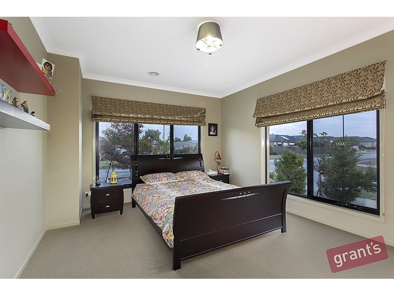 24 Perry Circuit, Cranbourne North VIC 3977