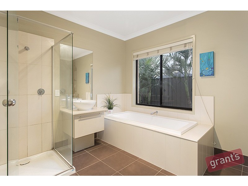 24 Perry Circuit, Cranbourne North VIC 3977