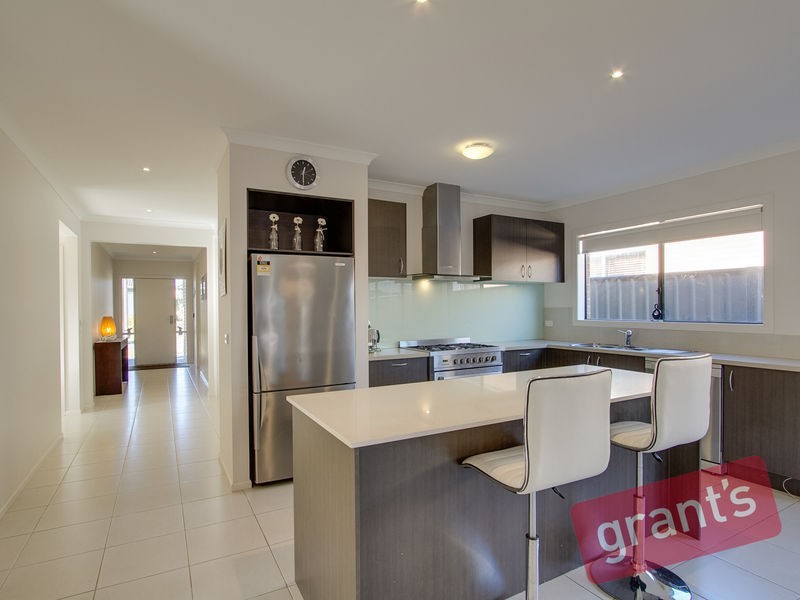 22 Connewara Crescent, Clyde North VIC 3978