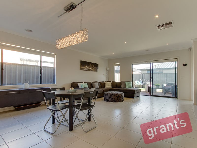 22 Connewara Crescent, Clyde North VIC 3978