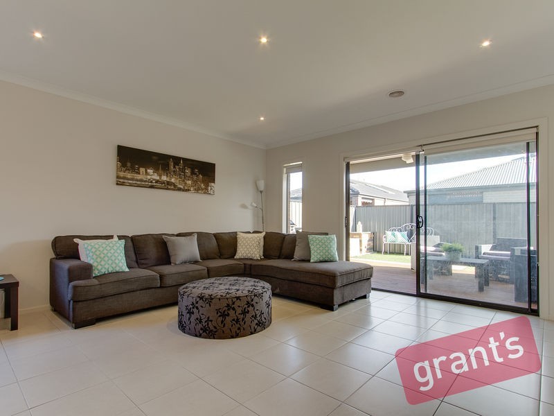 22 Connewara Crescent, Clyde North VIC 3978