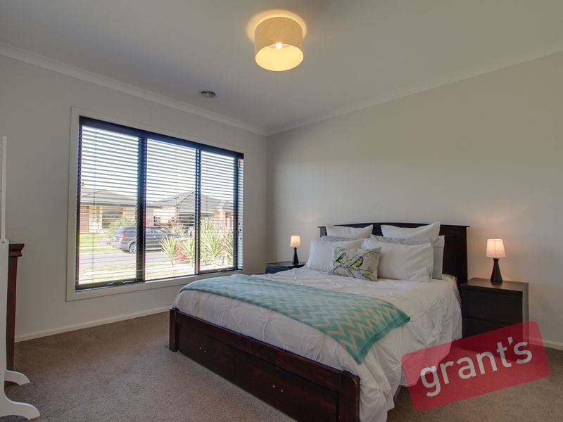 22 Connewara Crescent, Clyde North VIC 3978