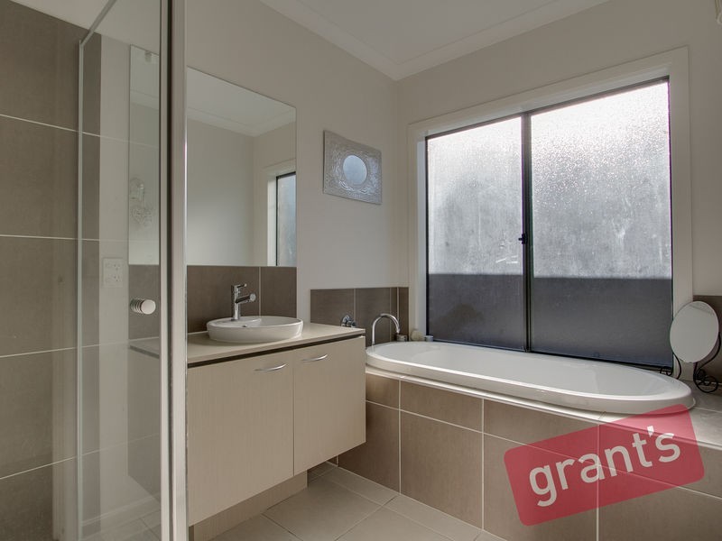 22 Connewara Crescent, Clyde North VIC 3978