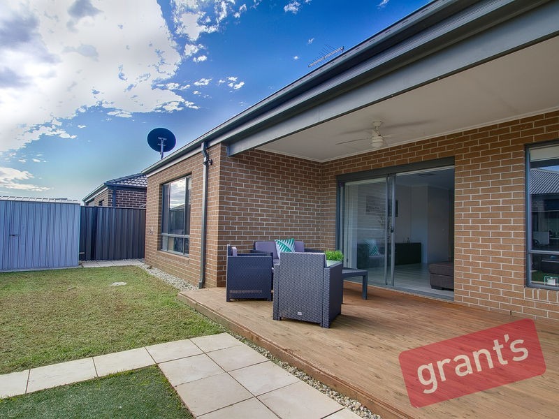 22 Connewara Crescent, Clyde North VIC 3978