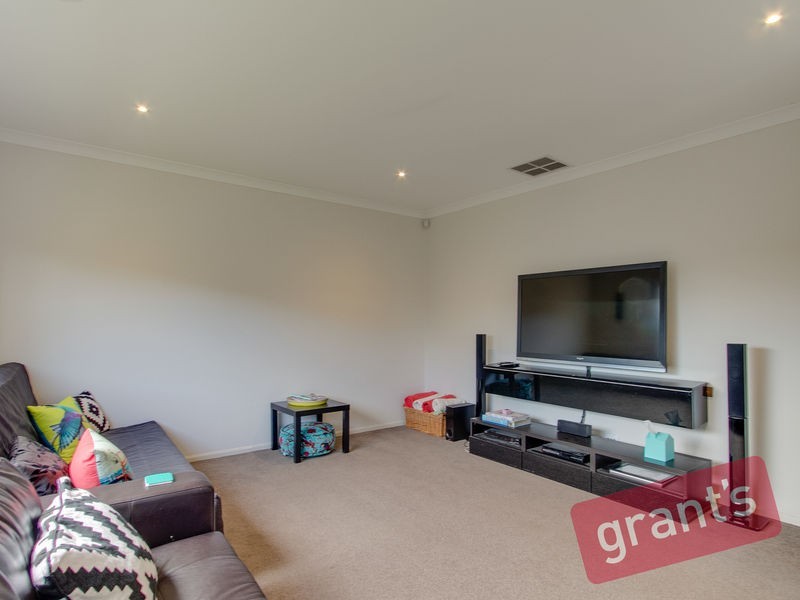 22 Connewara Crescent, Clyde North VIC 3978