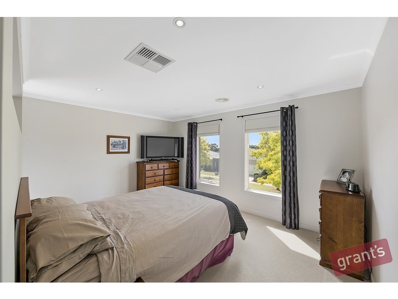 39 Golden Grove Drive, Narre Warren South VIC 3805