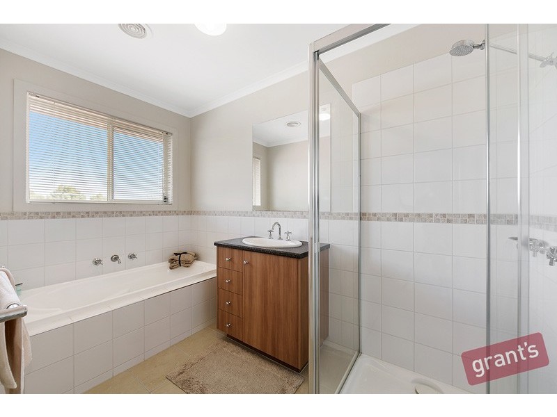 39 Golden Grove Drive, Narre Warren South VIC 3805