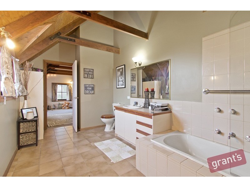 10 Murrawong Road, Maryknoll VIC 3812