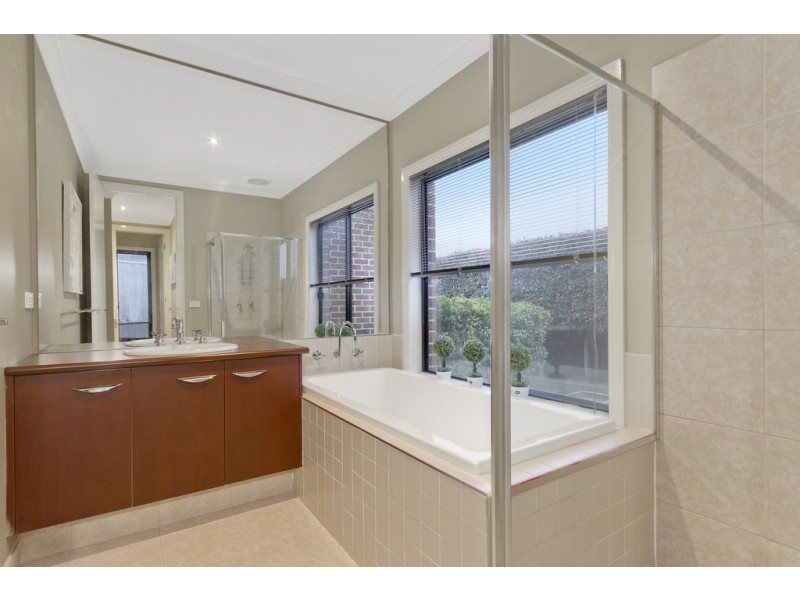 15 Viewgrand Drive, Berwick VIC 3806