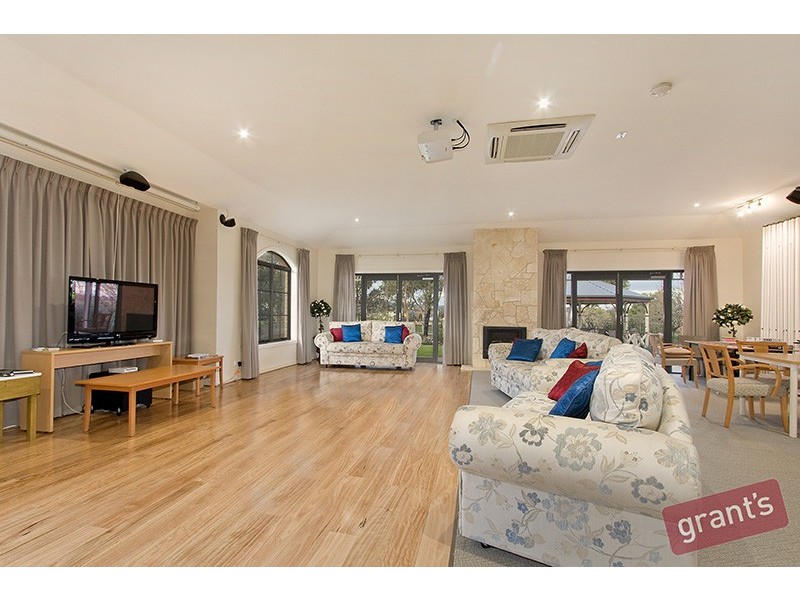 8 Saffron Drive, Hallam VIC 3803
