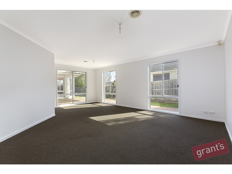 43 Hutchinson Drive, Lynbrook VIC 3975