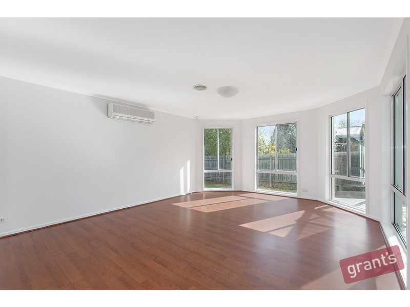 43 Hutchinson Drive, Lynbrook VIC 3975