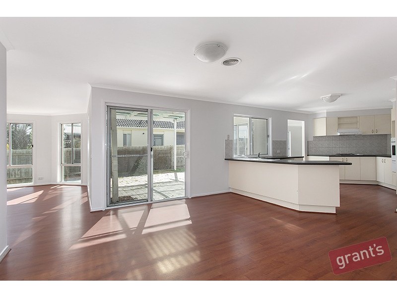 43 Hutchinson Drive, Lynbrook VIC 3975