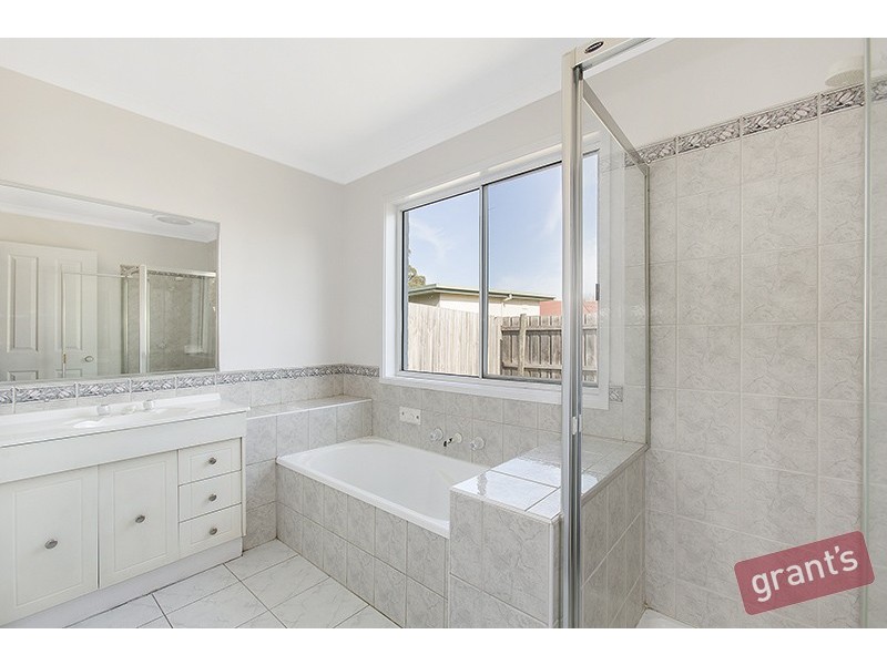 43 Hutchinson Drive, Lynbrook VIC 3975