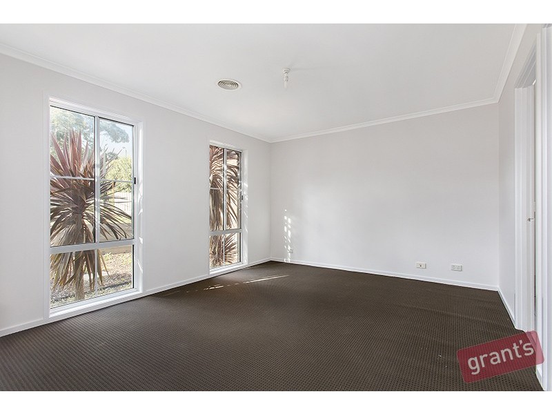 43 Hutchinson Drive, Lynbrook VIC 3975