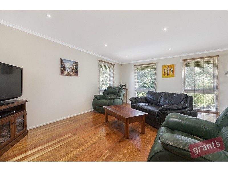 7 Ravenhill Crescent, Endeavour Hills VIC 3802