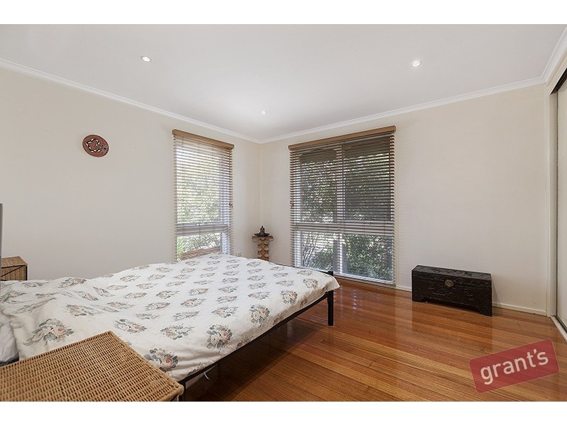 7 Ravenhill Crescent, Endeavour Hills VIC 3802