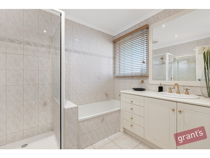 7 Ravenhill Crescent, Endeavour Hills VIC 3802